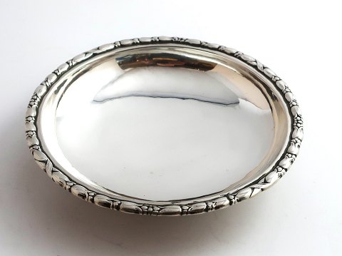 Georg Jensen. Small round bowl on foot. Sterling (925). Model 359. Diameter 14.3 
cm. Produced 1925 - 1932.