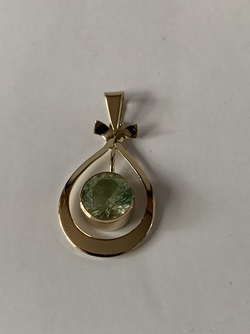 Pendant in 14 carat gold, with inlaid light green stone. Classic and stylish 
jewellery.