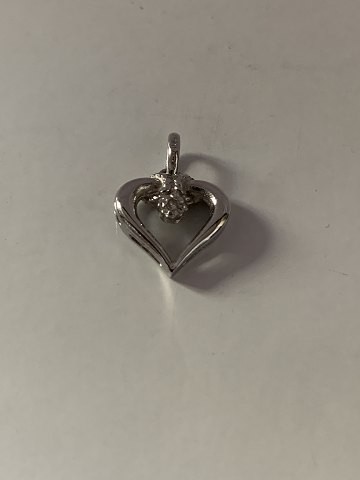 Pendant 14 carat white gold, shaped like a heart
with a diamond