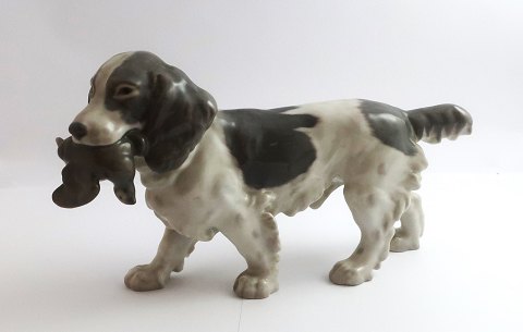 Bing & Grøndahl. Cocker Spaniel med bytte. Model 2061. Længde 24 cm. (1 
sortering).