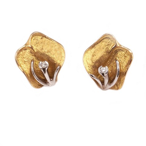 Pair of Ole Lynggaard ear clips 14kt gold. Size: 
20x18mm