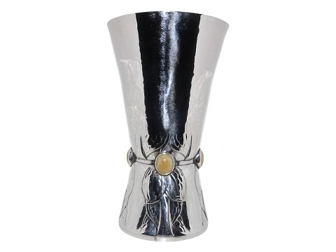 Georg Jensen sølv
Stor og tidlig vase med mælkerav fra 1901-1908