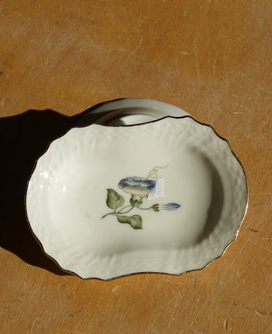 Frisenborg with gold rim Danish porcelain, set of 4 small dishes for butter No 1802, L 9.5cm