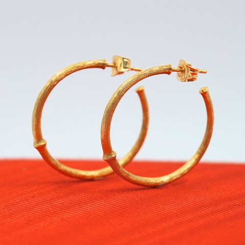 Ole Lynggaard, Charlotte Lynggaard; Nature ear rings in 18k gold