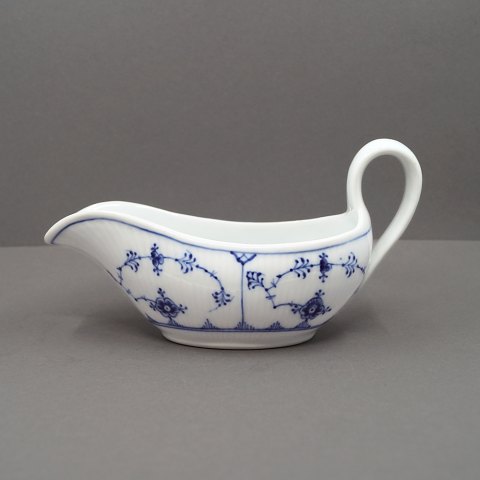 Royal Copenhagen, musselmalet riflet; Lille saucekande af porcelæn #204