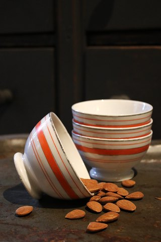 Old cafe latte bowl in earthenware...
Fine for coffee, nuts, snacks and candy bowls...