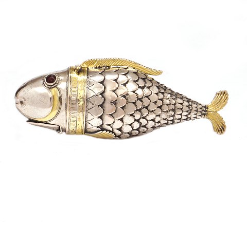 Grosse Riechdose in Form von einem Fisch von Paul 
Hansen, 1785-1830, Tondern. L: 11cm. G: 69,6gr