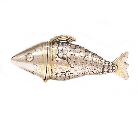 Silver vinaigrette in the shape of a fish by 
Berthold Sørensen Rosendahl, 1753-99, Aabenraa. L: 
8,5cm. W: 55gr