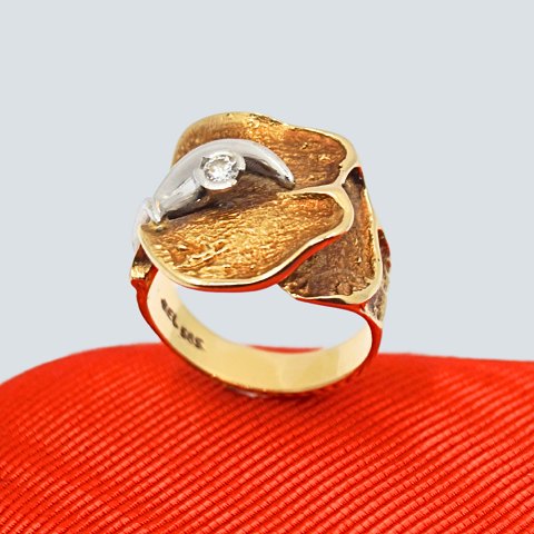 Ole Lynggaard; Ring of 14k gold and white gold with a diamond