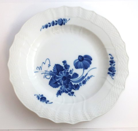 Royal Copenhagen. Blue flower, svejfet. Dinner plate. Model 624 (1621). Diameter 
25 cm. (1 quality)