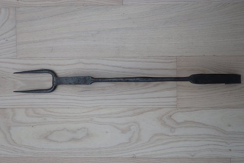 An antique fork
Handmade of iron
Perfect by the grill and ekstra good by the fire
L: 58,5cm
About 1850
In a good condition
