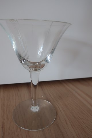 HvidvinsglasHolmegaard Glasværk Birkholm glasDesign Per LütkenKlokkeformet kumme med de matte striber1942H: ca. 13cm12 stk.