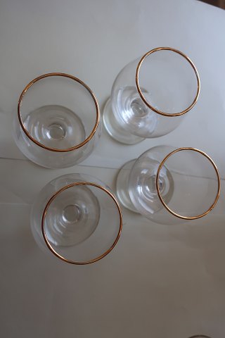 Glasses for cognac/brandy with gilt edgeH: 9cmFrom the 1950-yearsWe have: 4 stk.Price pr. stk: DKK 25,- Price for all 4 glasses: DKK 70,-We prefer to sell all 4 glasses togetherIn a good condition
