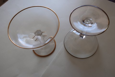 Glasses for liqueur with gilt edge at the top as well as at the bottom
From the 1950-years
We have: 8 stk.
Price pr. stk: DKK 25,- 
Price for all 8 glasses: DKK 145,-
We prefer to sell all 8 glasses together
In a good condition