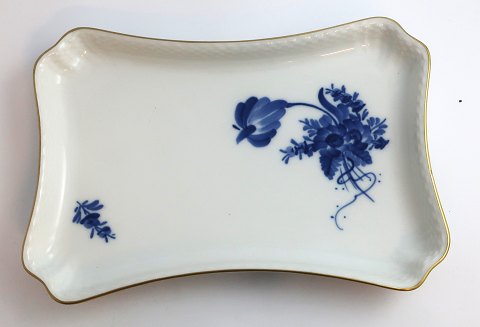 Königliches Kopenhagen. Blaue Blume, mit Gold. Quadratisches Tablett. Modell 
1694. Länge 24 cm.  (1 Wahl)