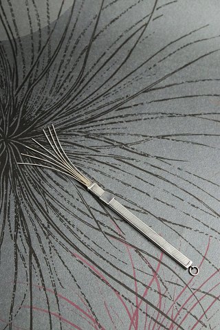 Old champagne whisk in silver. 
L: 8cm. can be hung on a chain. Stamped 925S.