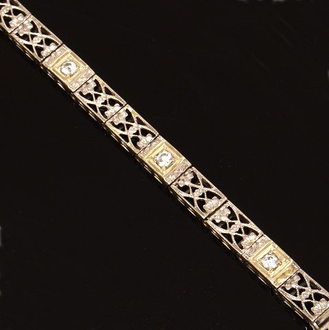 14kt white gold bracelet with three diamonds of 
total circa 0,25ct. L: 18,5cm. W: 4,5mm