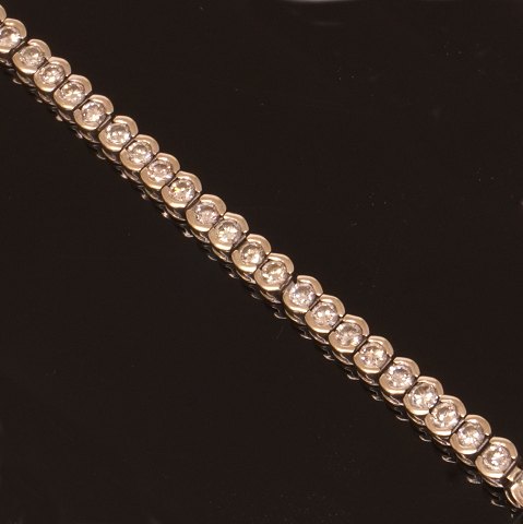 14kt Weissgold Tennisarmband mit 62 Diamanten. 
Insgesamt ca. 3,0ct. L: 19,5cm