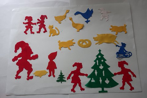 The fun and good motifs made of plastic from the ChristmasThe Christmasmotifs does stick directly on the windowsThey are very easy to remove33 motifs all inclusiveFrom the 1950-yearsIn a good condition