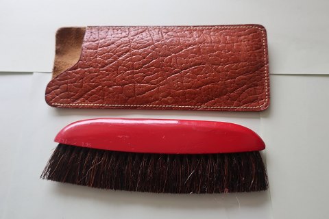 An old clothes brush with a Etui made of leather
From about the mittel the 1900-years
L: 15cm brush
L: 16cm Etui
In a very good condition