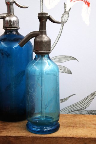 Decorative, rare French mini glass siphon from the early 1900s in turquoise 
blue... Decorative, rare French mini glass siphon from the early 1900s in turquoise 
blue...