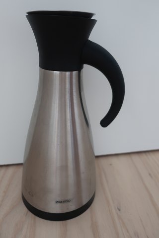 Termokande Eva Solo
1,1L H: 28cm
Rustfrit stål både udvendig og indvendig
Drypfri og brudsikker (iflg. producenten)
Let brugt, men i flot stand
Articleno.: KL1006