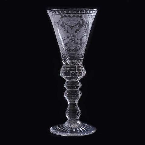Prachtpokal aus Glas mit Spiegelmonogramm, 
doppeltadler und Krone. H: 28cm