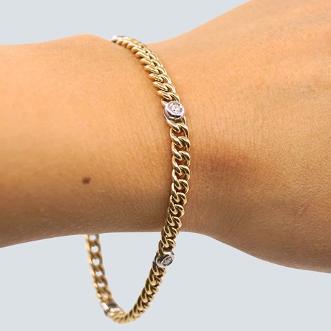 Panserarmbånd i 14 kt. guld prydet med diamanter fattet i hvidguld
