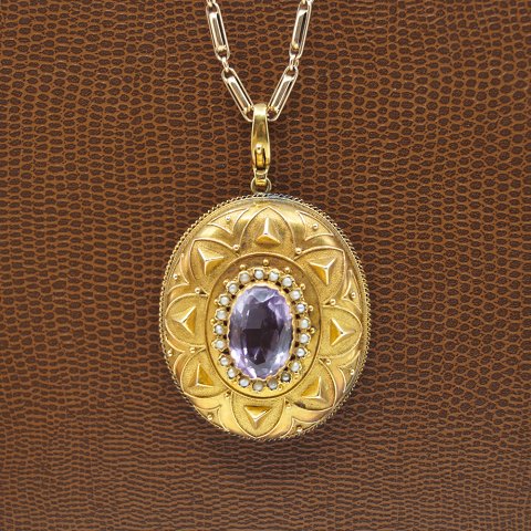 Medallion in 14 kt. gold with amethyst and pearls