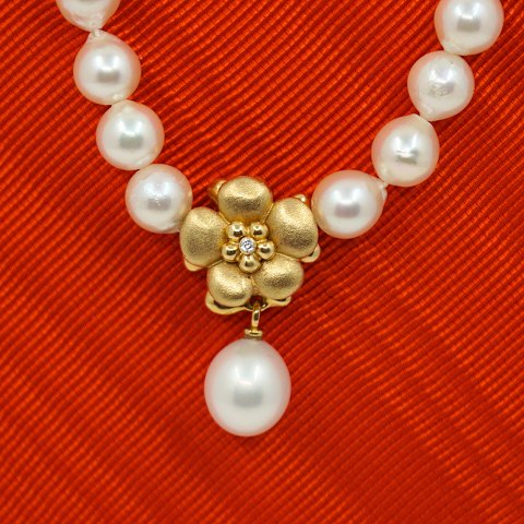 Ole Lynggaard, Charlotte Lynggaard; Blomsterlås af 18 kt. guld med perle og diamant