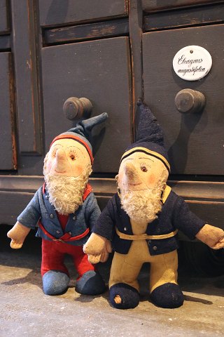 2 old elves with fine patina and charm, stuffed with straw and dressed in felt...