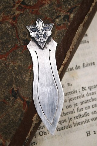 Old bookmark in silver with the French lily. Stamped 830s...