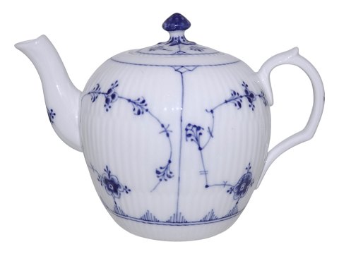 Blue Fluted PlainSmall and rare teapot from 1898-1923