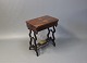 Fint sybord og/eller spillebord i poleret mahogni fra 1840. 
5000m2 udstilling.