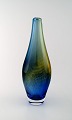 STOR Sven Palmqvist, Orrefors KRAKA kunstglasvase, netmønster i blåt og 
gulgrønt.