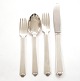 Hans Hansen, Kolding: Sølvbestik "Arvesølv 4" til 12 personer bestående af 12 
middagsknive, 12 -gafler, 12 - skeer, - 12 dessertskeer, 12 kagegafler, 1 
sukkerske og to saltspader. 63 dele i alt