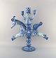 Stor Bjørn Wiinblad lysestage i form af rytter med tre lysholdere. Lysestagen er 
fremstillet af keramik med blå dekoration. 
