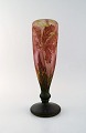L'Art presents: Large and impressive Daum Nancy art nouveau cameo vase in mouth blown art glass with leaves and ...