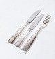 Dinner knife, lunch knife and dinner fork in heritage silver no. 2 by Hans 
Hansen.
5000m2 showroom.