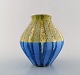 Mari Simmulson (1911-2000) for Upsala-Ekeby. Rare modernist "Pikea" vase in 
glazed raw pottery. Beautiful glaze in yellow and blue shades. 1960