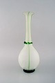 Isfahan Glass. Stor vase i grønt og matteret kunstglas. Sent 1900-tallet.
