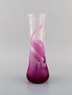 Paul Hoff for Kosta Boda. Vase i kunstglas med pink flamingo. Svensk design, 
sent 1900-tallet.
