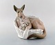 Lladro, Spanien. Stor figur i glaseret porcelæn. Schæferhund med hvalp i kurv. 
1980