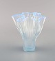 Arthur Percy for Gullaskruf. Veckla vase i lyseblåt mundblæst kunstglas. Bølget 
form. Sverige, midt 1900-tallet.
