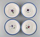 Fire antikke Royal Copenhagen dybe tallerkener i håndmalet porcelæn med blomster 
og blå kant med guld. Modelnummer 592/9049. Sent 1800-tallet. 

