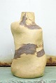Christina Muff, dansk samtidskeramiker (f. 1971). Flaskeformet skulpturel vase i 
gyldent stentøjsler med begitning af ler fra Frederiksberg i København. Vasen er 
håndlavet og Leret er malet på i hånden med store penselsstrøg.