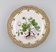 Royal Copenhagen flora danica gennembrudt tallerken i håndmalet porcelæn med 
gulddekoration. Dateret 1964.
