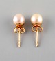 Swedish jeweler. A pair of classic ear studs in 18 carat gold adorned with 
cultured pearls. Mid-20th century.
