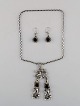 Pentti Sarpaneva, Finland. Modernist necklace in silver (830) with matching 
earrings. Finnish design. Dated 1974.

