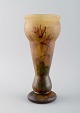 Daum Freres, Verrerie de la belle etoile, Croismare, Lysiés. Fuchsias vase i 
mundblæst kunstglas med blomster. Dateret 1925-30.  
